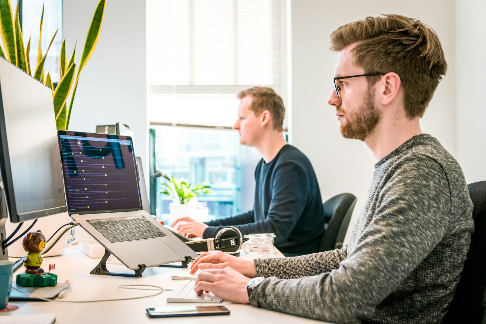 Agence IA vs Freelance : que choisir ? &mdash; ADME-AI Studio
