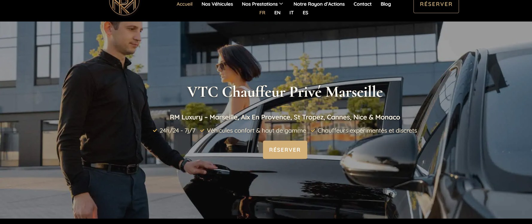 RM Luxury Transport — Photo hero : chauffeur ouvre la porte à la cliente, Mercedes noire, lobby moderne